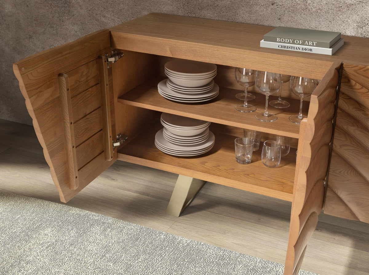 Credenza in noce chiaro e acciaio lucidato color oro