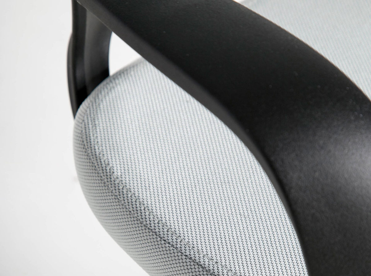 Sedia girevole da ufficio in tessuto grigio chiaro e pvc nero