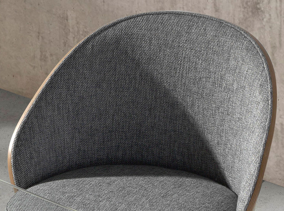 Sedia in tessuto grigio e noce