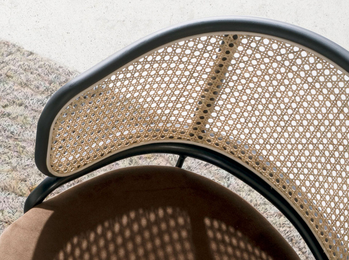 Sedia girevole in rattan e velluto marrone