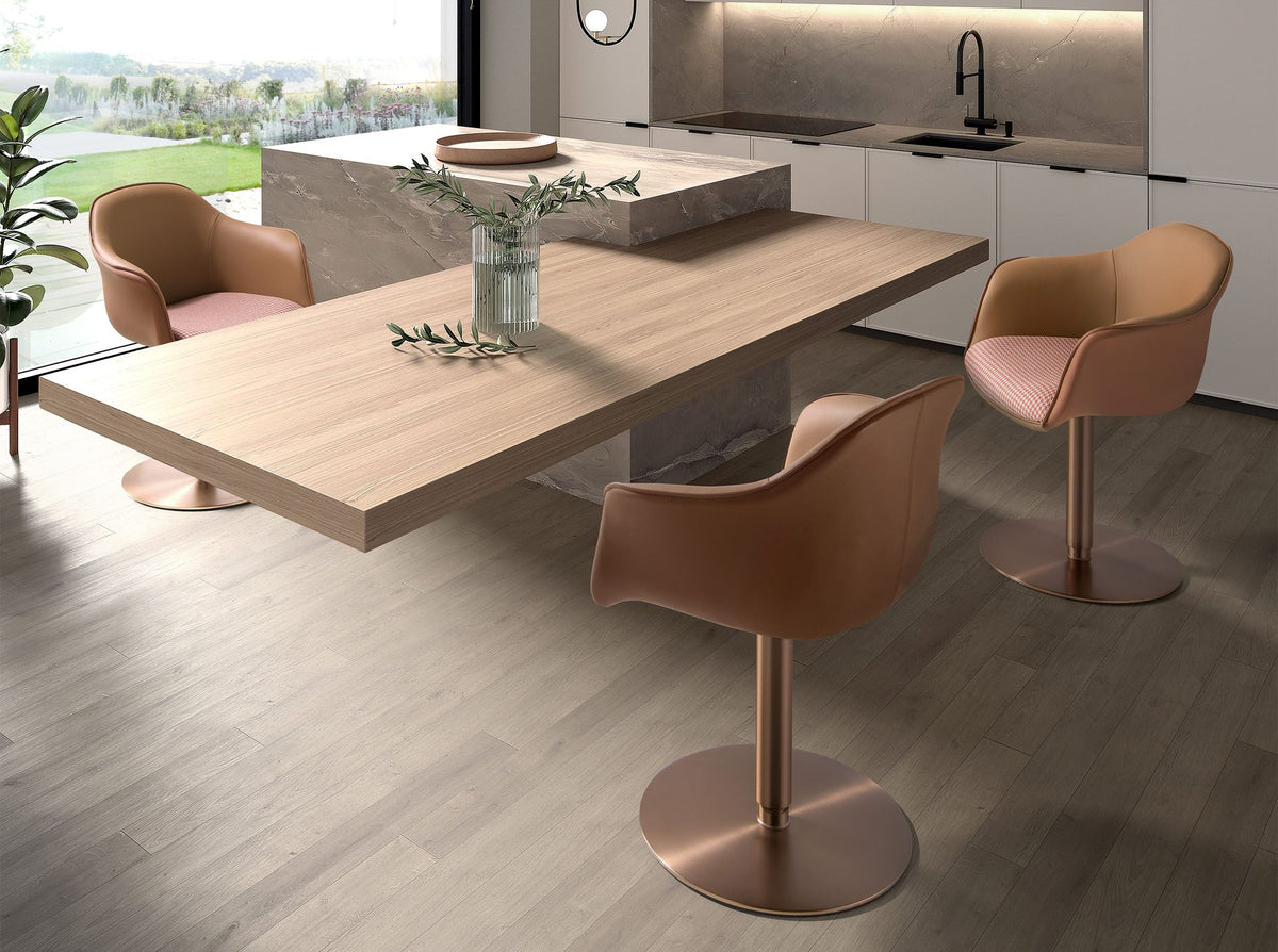Sedia girevole tessuto marrone terracotta e beige e similipelle marrone