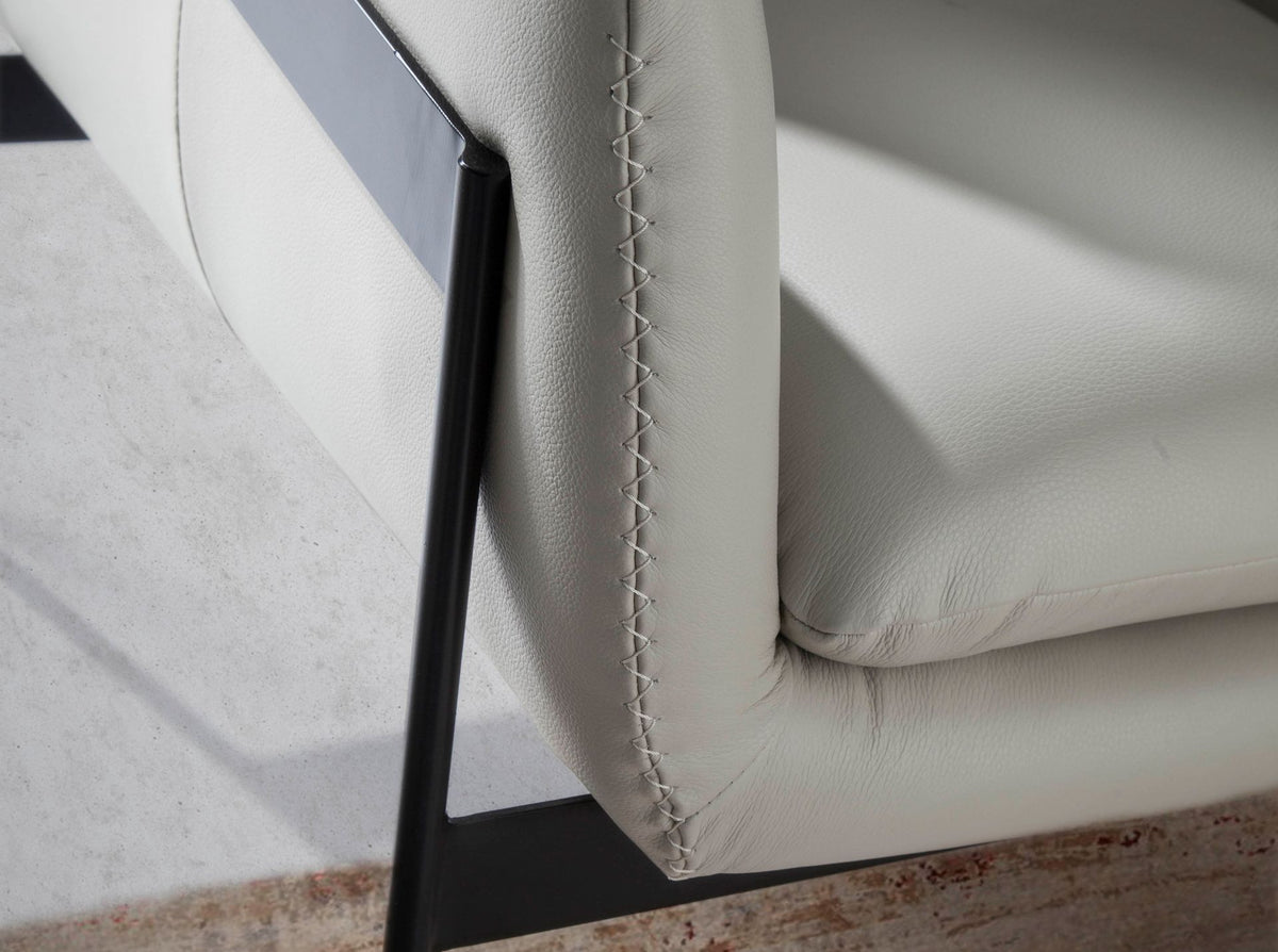 Poltrona in pelle grigio perla