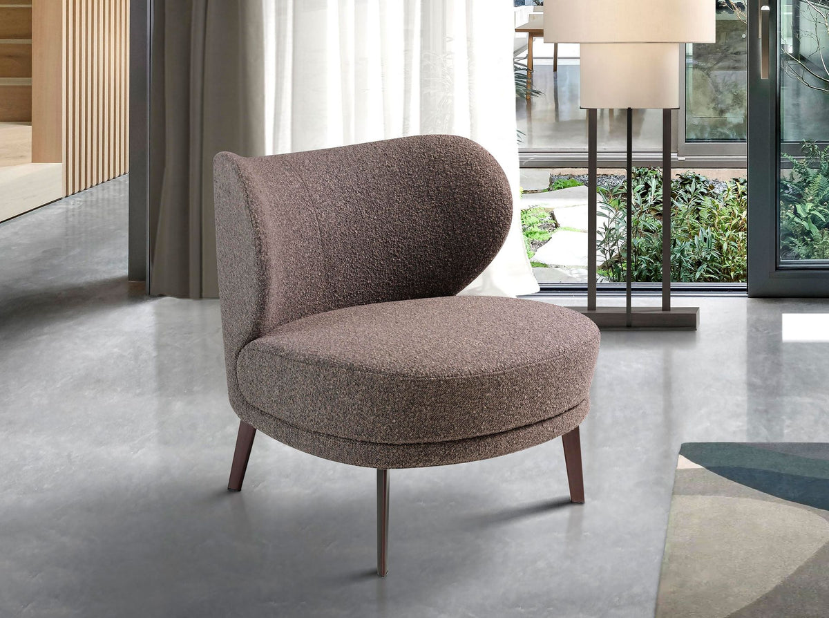 Poltrona in tessuto marrone