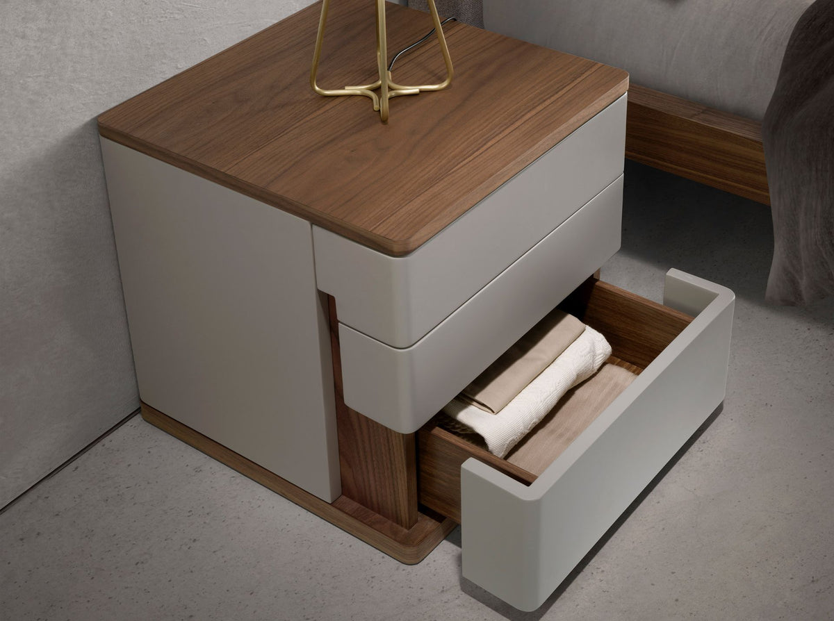 Comodino in legno grigio e noce