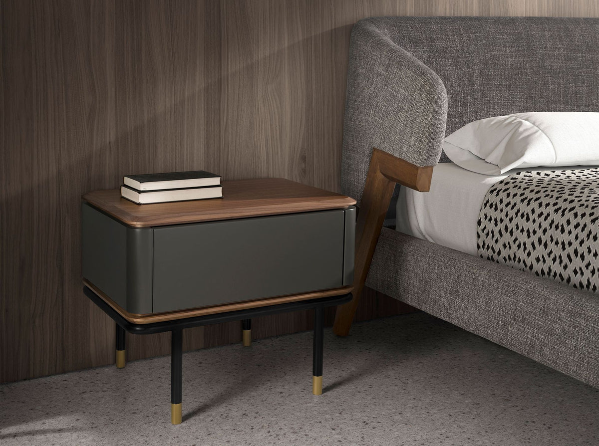 Comodino in legno grigio scuro opaco, acciaio nero e piano in noce