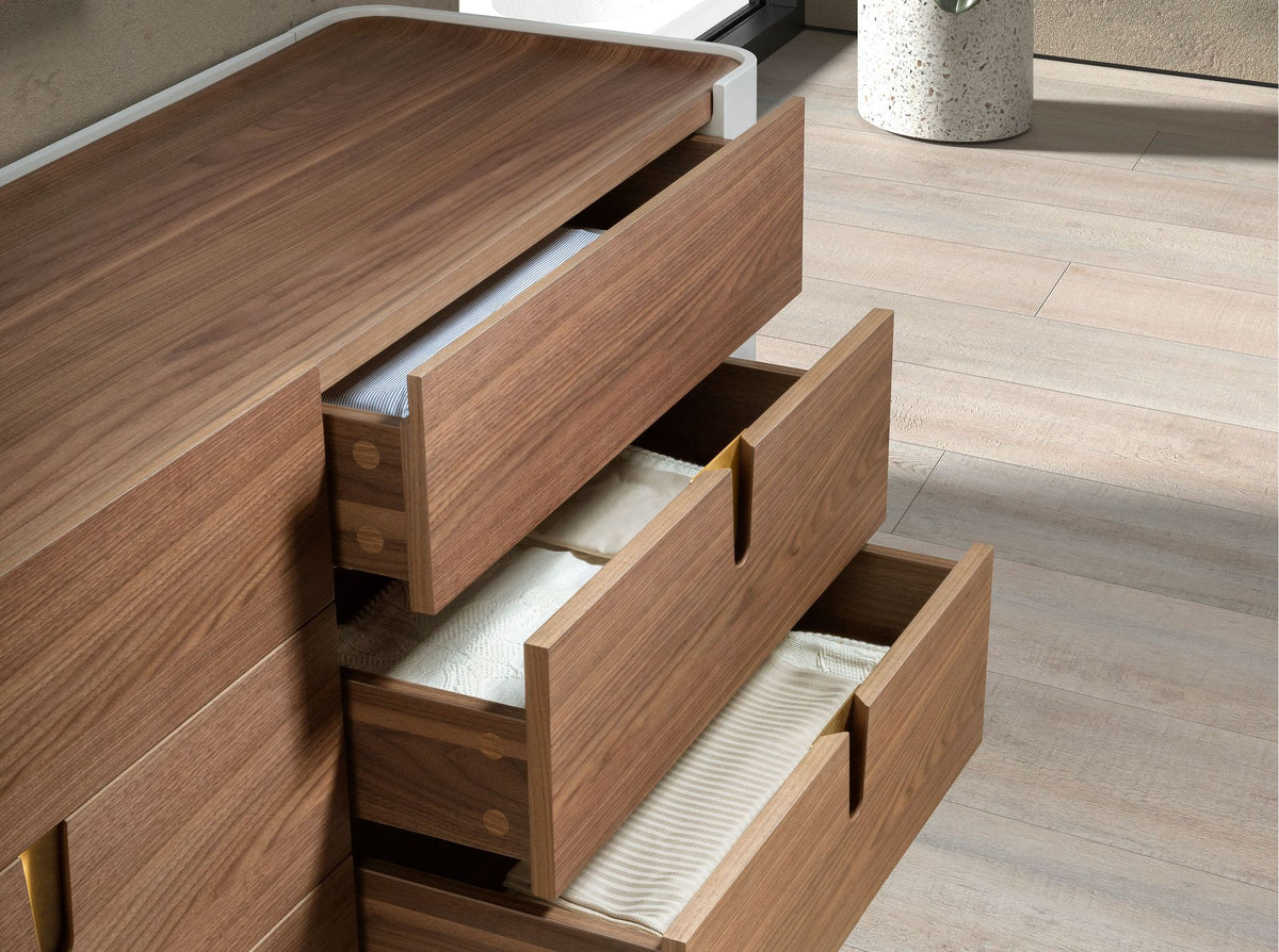 Cassettiera in legno beige, acciaio lucido dorato e piano in noce