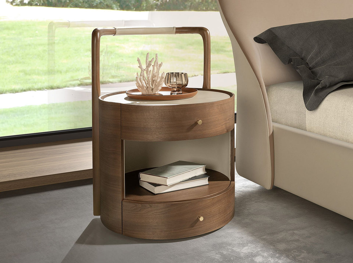 Comodino in noce con piano in pelle color crema