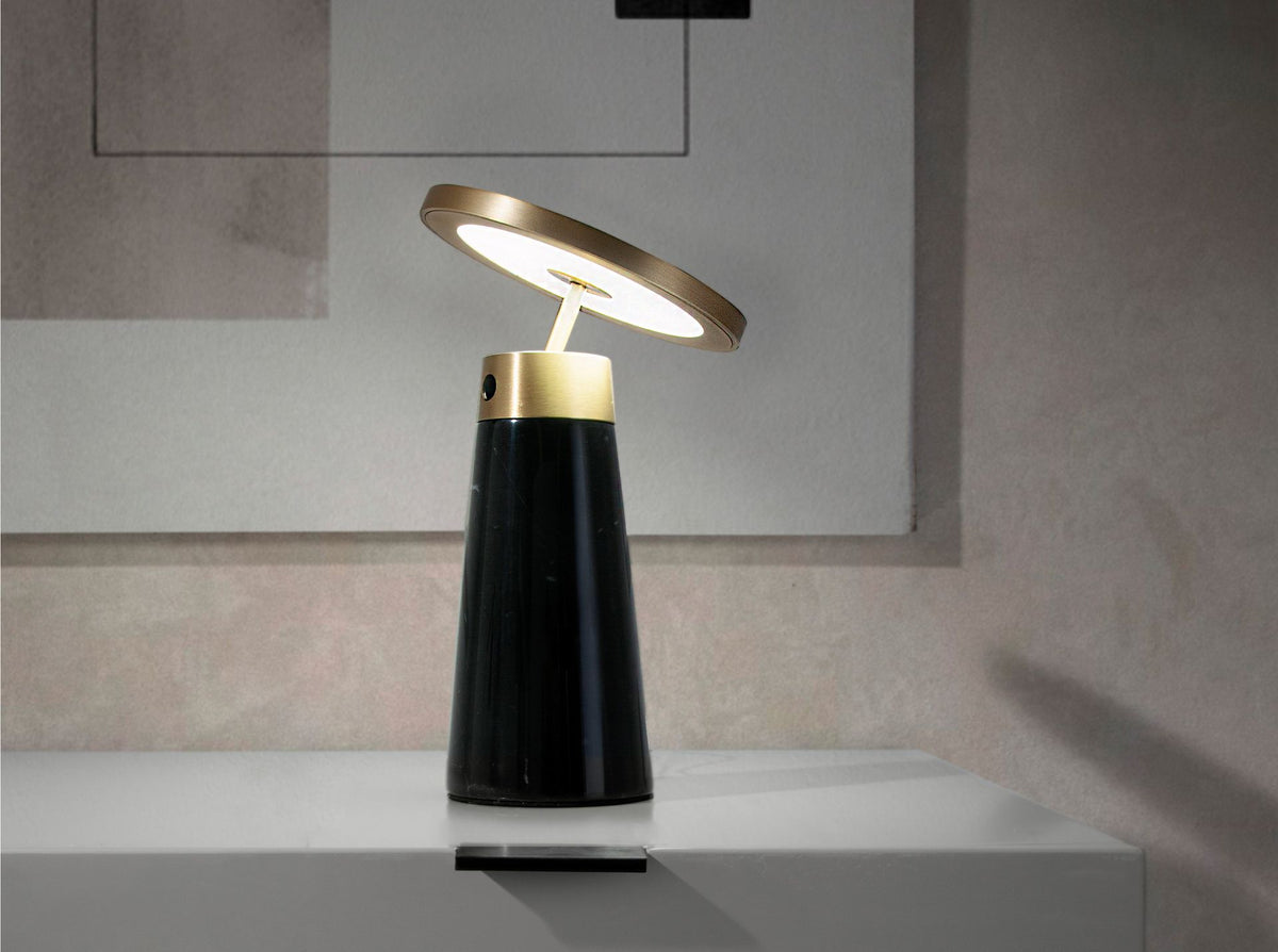 Lampada da tavolo in marmo nero e acciaio dorato