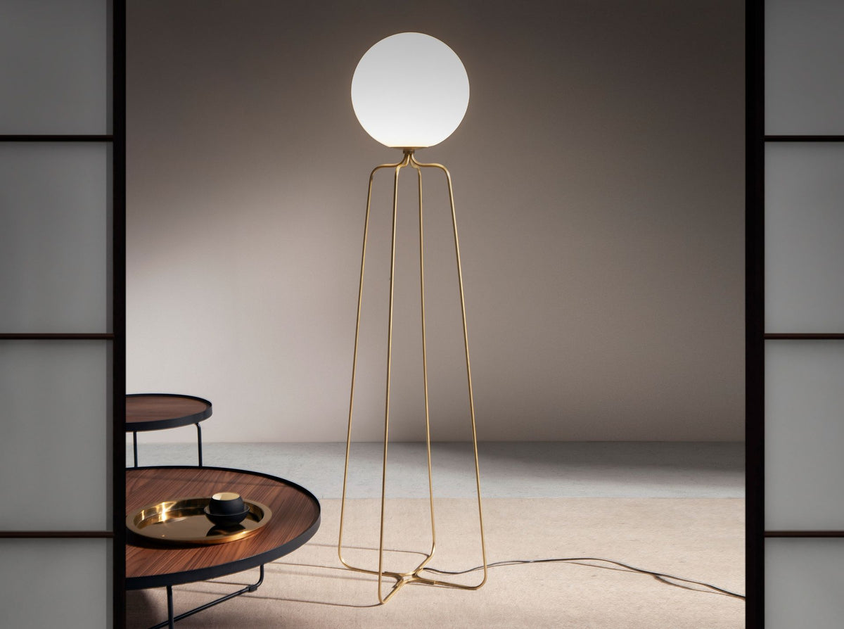 Lampada da terra in acciaio dorato e vetro bianco