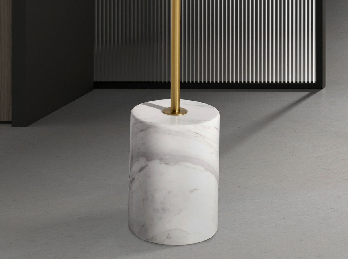 Lampada da terra in marmo bianco, acciaio dorato e vetro bianco