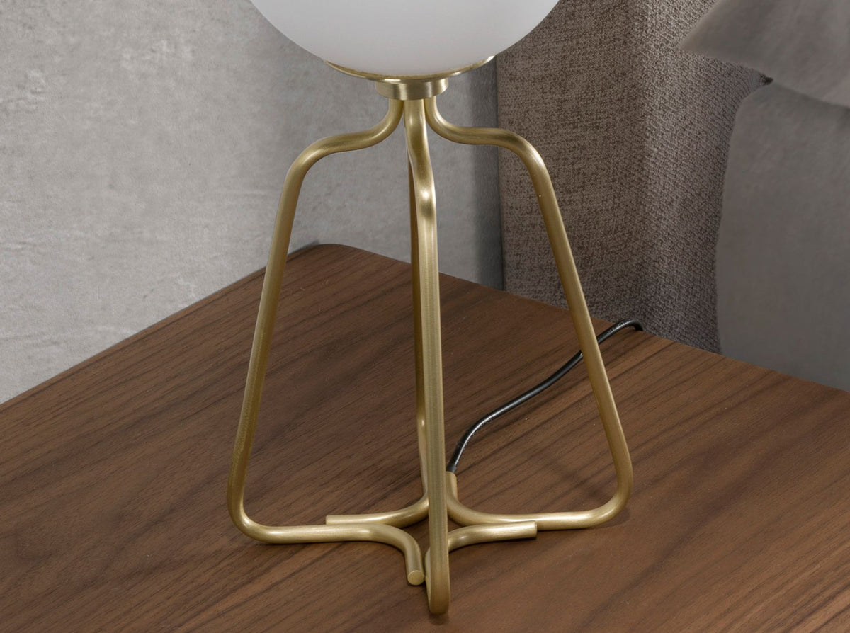 Lampada da tavolo in acciaio dorato e vetro bianco
