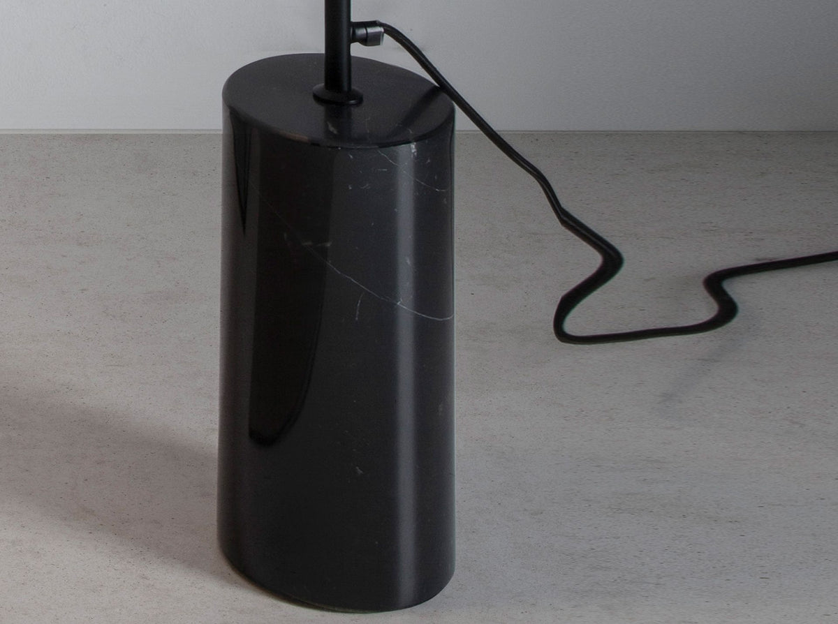 Lampada da terra in marmo nero e acciaio nero