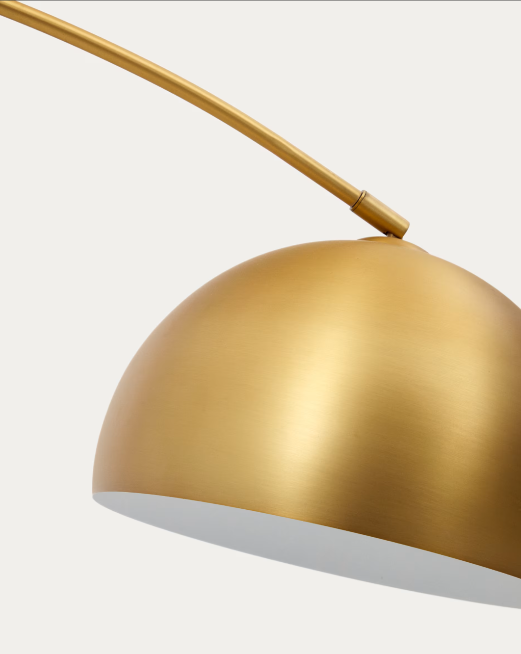 Lampada da terra Madali in metallo con finitura in ottone e marmo bianco