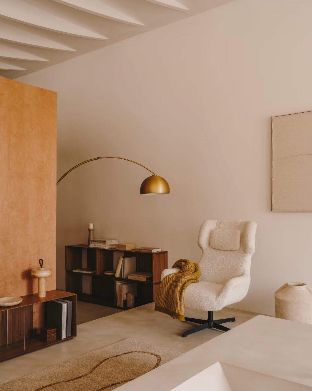Lampada da terra Madali in metallo con finitura in ottone e marmo bianco