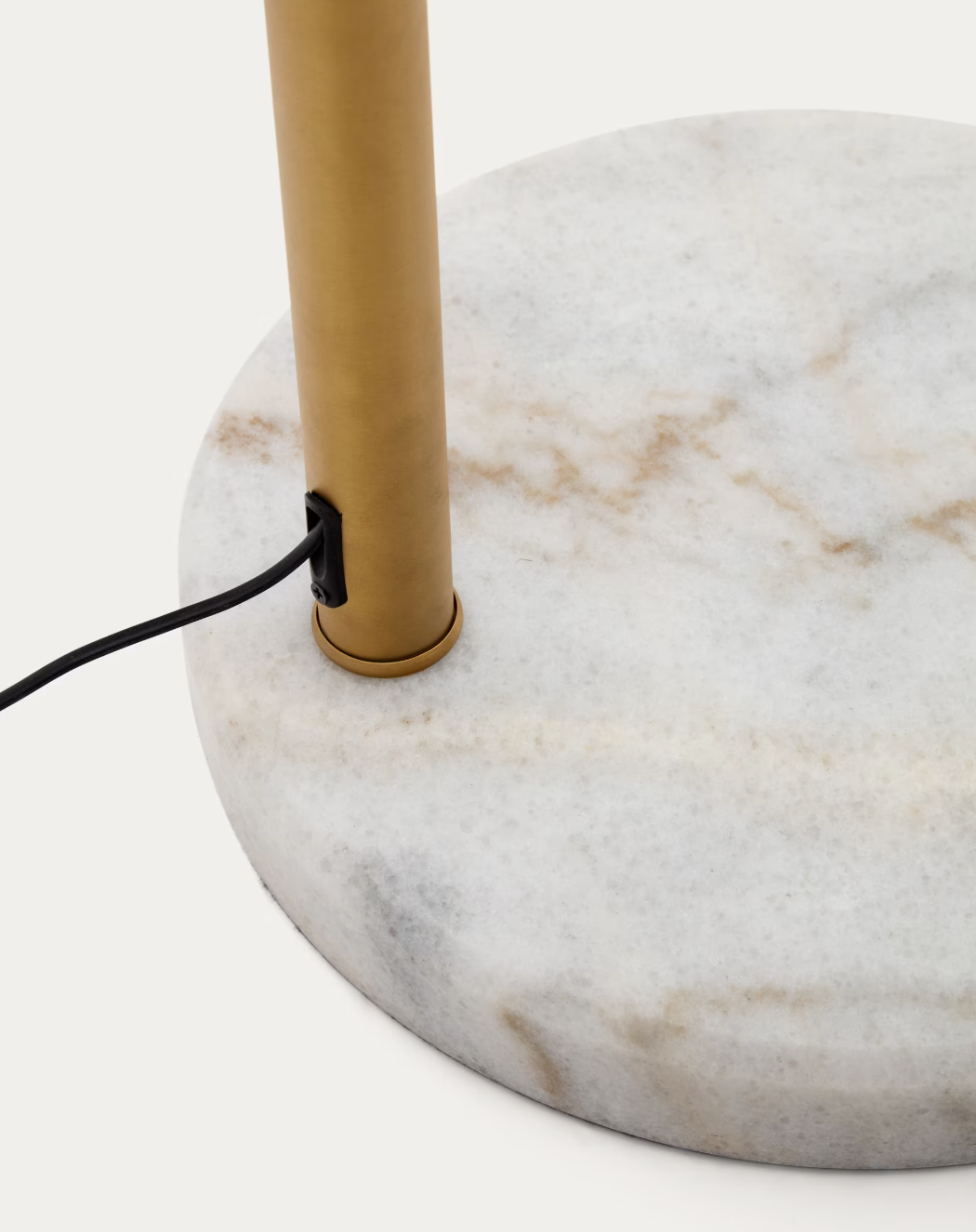 Lampada da terra Madali in metallo con finitura in ottone e marmo bianco