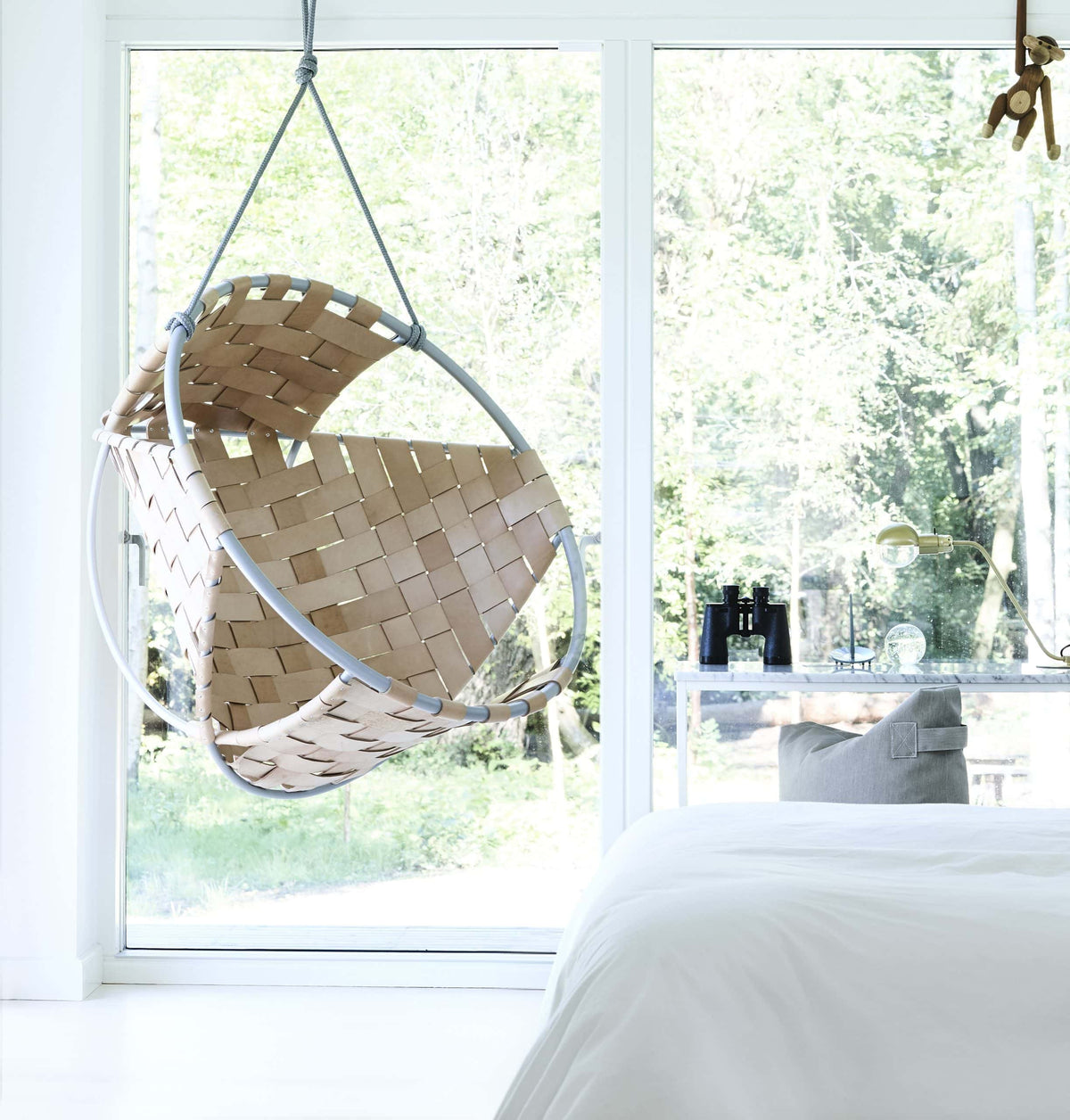 cocoon-hnag-chair-in-leather_36414309173_o