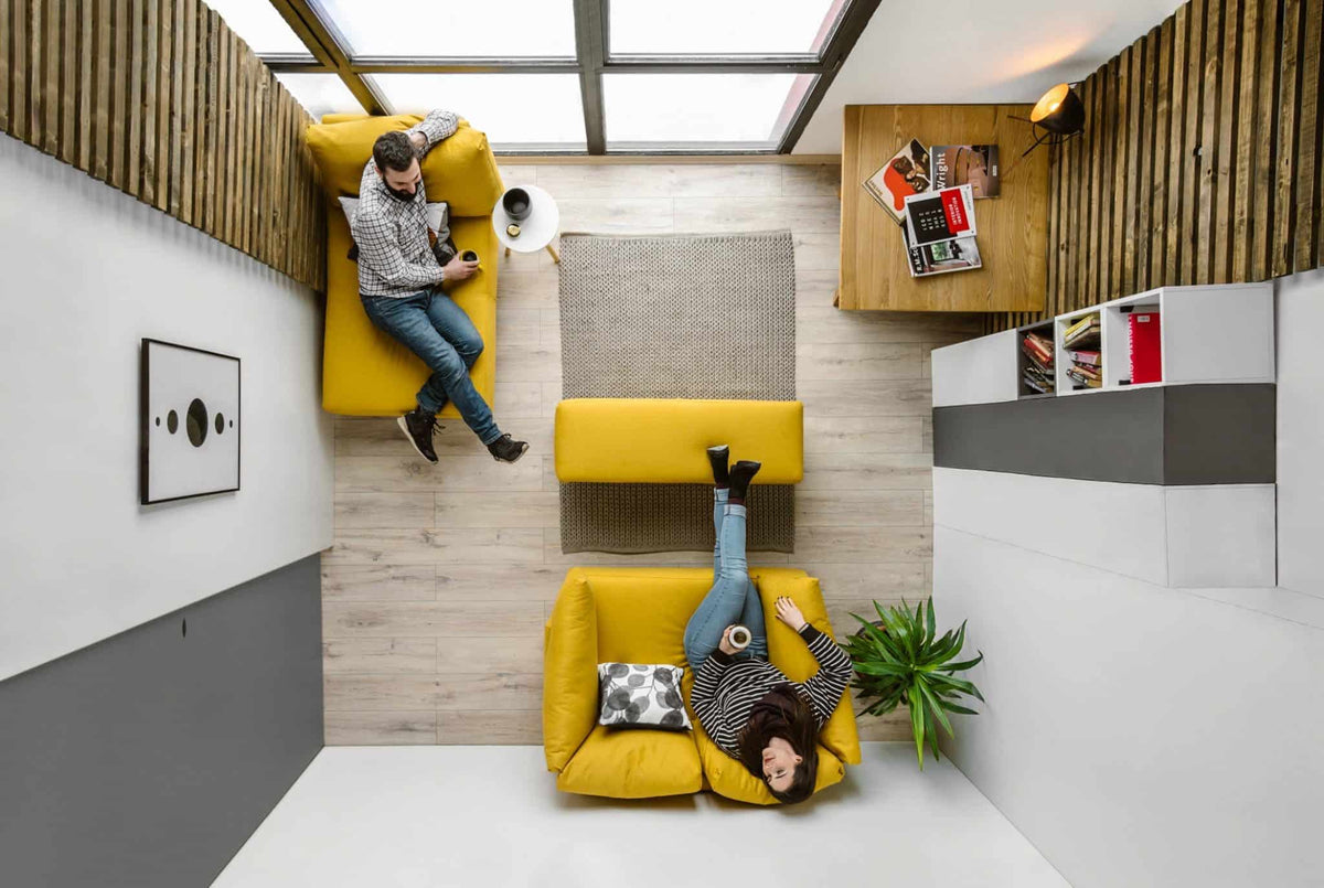 kleine-studentenwohnung-modern-und-flexibel-einrichten-feydom-modulsofa-choice-1-mit-hocker