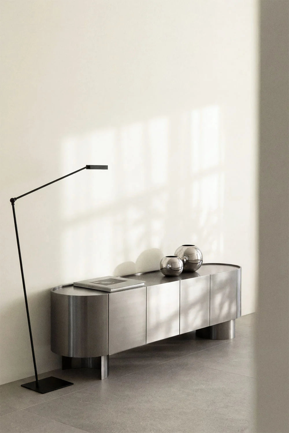 Mobile TV 180x40 cm in acciaio inox e travertino Luena