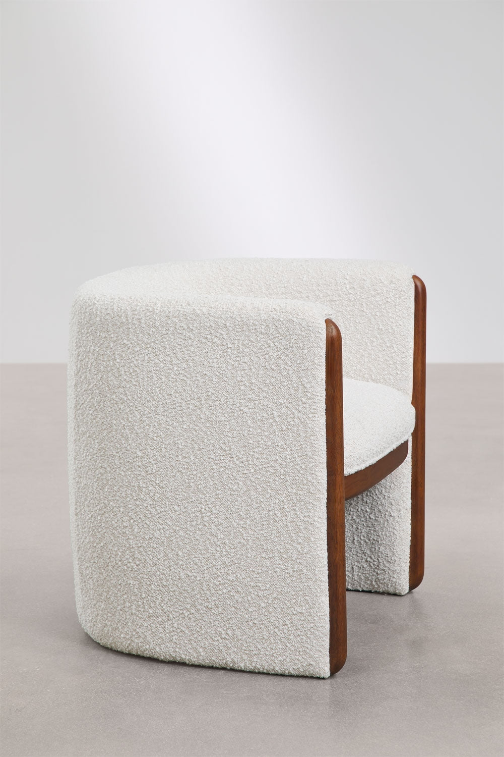 Bekasi - Poltrona con braccioli in legno e bouclé