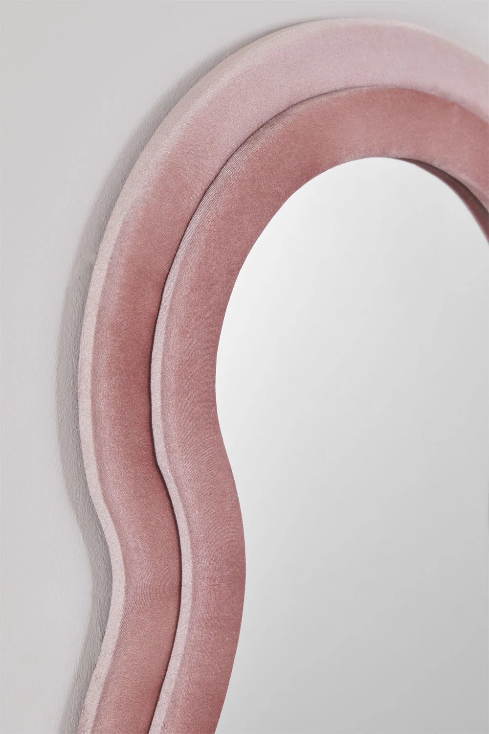 Evelyn - Specchio da parete irregolare 60x160 cm rivestito
