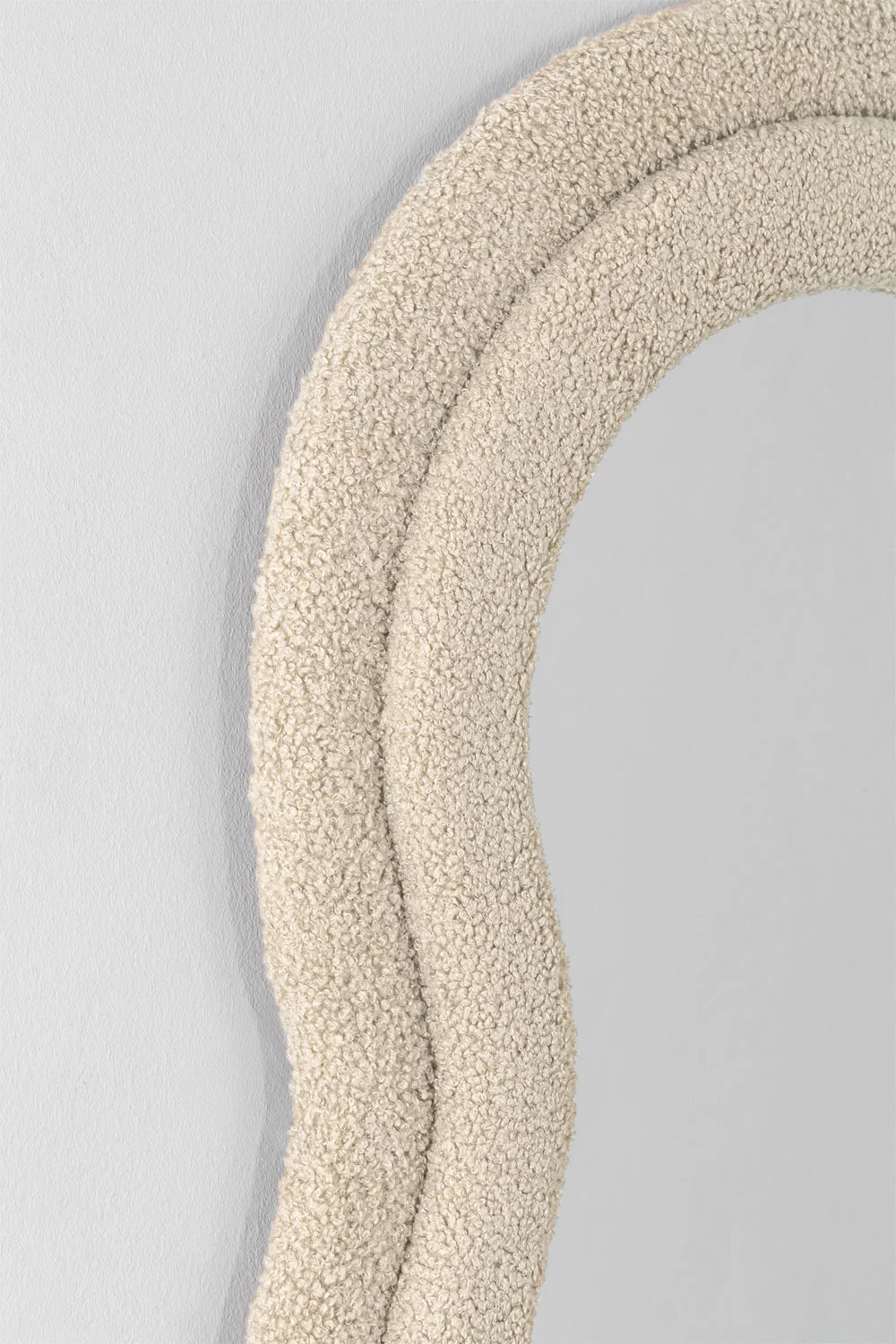 Evelyn - Specchio da parete irregolare 60x160 cm rivestito