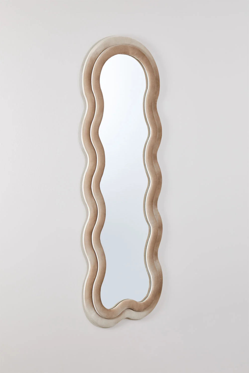 Evelyn - Specchio da parete irregolare 60x160 cm rivestito